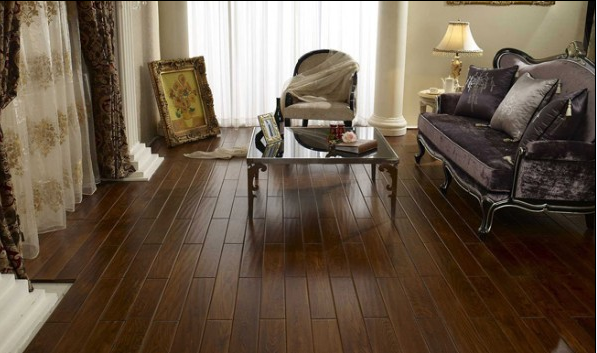  優(yōu)等品實(shí)木地板，呈現(xiàn)出的天然原木紋理和色彩圖案，給人以自然、柔和、富有親和力的質(zhì)感，同時(shí)有東暖夏涼、觸感好的特性。