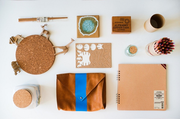 統(tǒng)一桌上物件如：筆記本、筆、杯子等