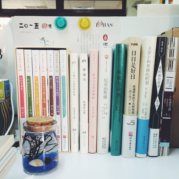 辦公桌小角落，分區(qū)收納，錯落有致