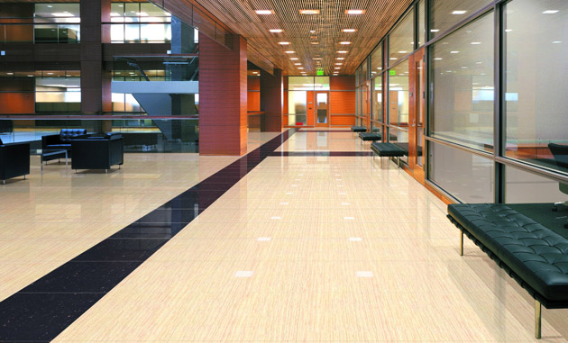 辦公室地面對縫不齊、有色差