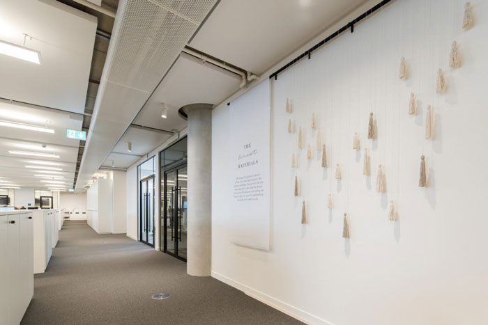 女裝公司辦公室辦公區(qū)過道裝修設計效果圖