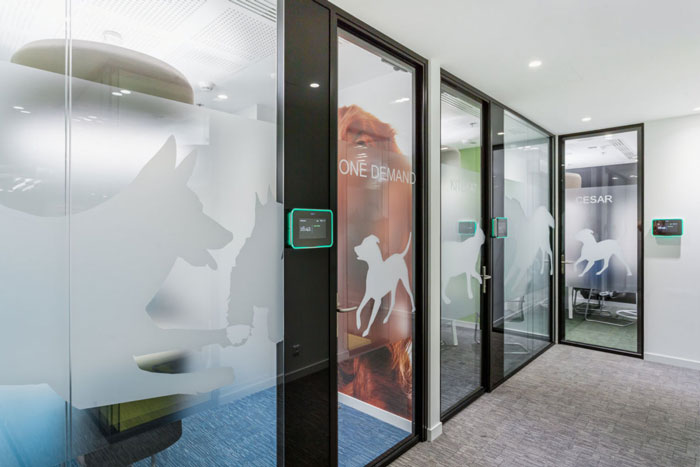 環保辦公室隔斷裝修設計效果圖