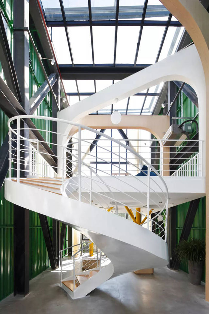 廢舊工廠改造辦公室旋轉樓梯裝修設計效果圖